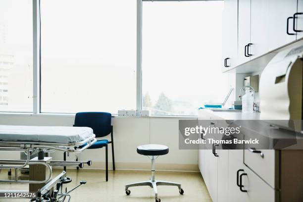 empty exam room in hospital - doctors office no people stock pictures, royalty-free photos & images