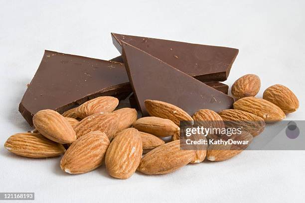 dunkle schokolade und mandeln - mandel stock-fotos und bilder