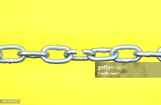 weak link - a chain is as strong as its weakest link foto e immagini stock