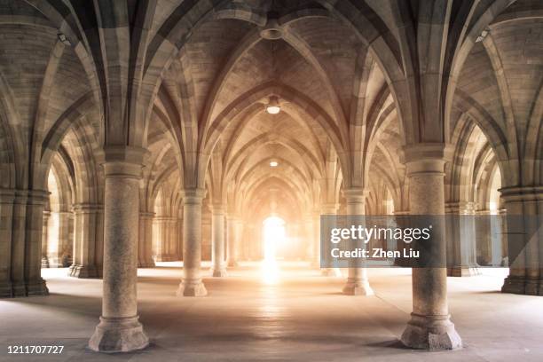 light through the arch - glasgow écosse photos et images de collection