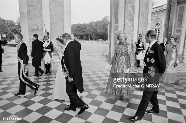 La reine Elizabeth II et le prince Philip à leur arrivée au Trianon à Versailles pour le dîner offert par Georges et Claude Pompidou le 16 mai 1972,...