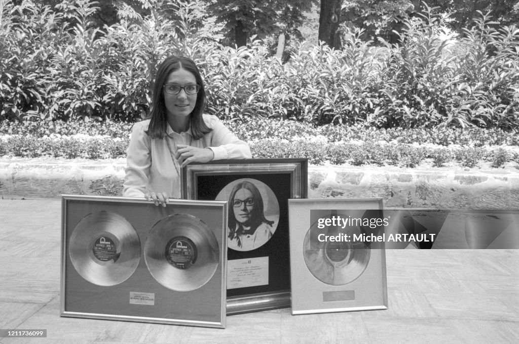 Nana Mouskouri reçoit un disque d'or en 1975