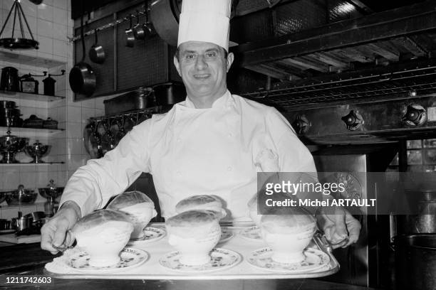 Le chef Paul Bocuse dans son restaurant de Lyon, France, en février 1976.