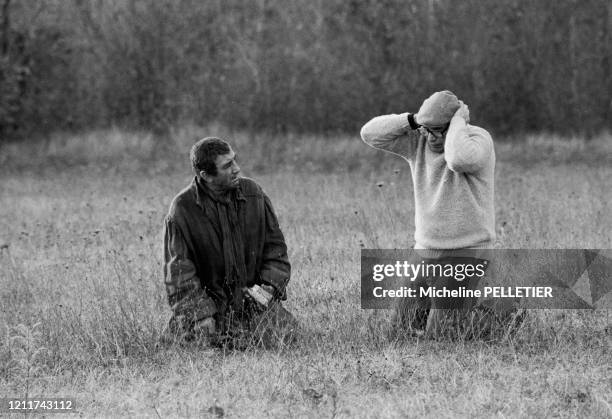 Lino Ventura et le réalisateur Robert Hossein lors du tournage du film 'Les Misérables' à Sarlat, France, en novembre 1981.