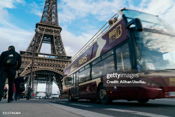 parijs bus tours met bigbus parijs - bus lane stockfoto's en -beelden