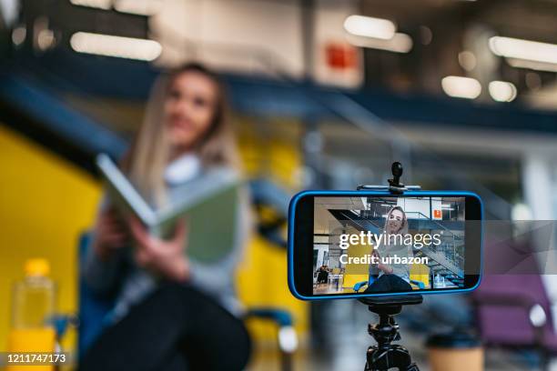 giovane donna in possesso di un corso di educazione online - social media influencers foto e immagini stock