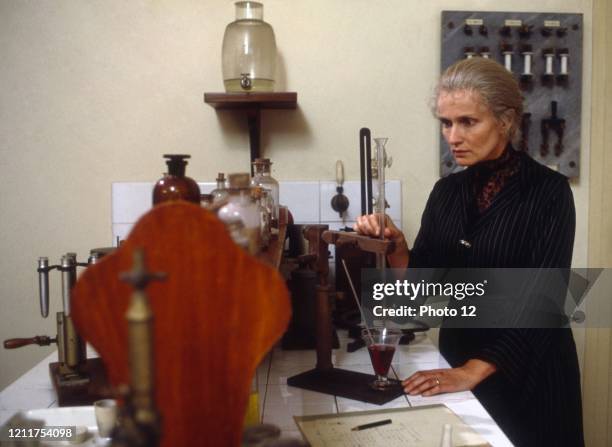 Marie-Christine Barrault on the set of the film 'Marie Curie, une femme honorable', in June 1989. .