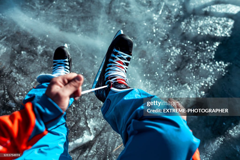 Schnüren der Schlittschuhe, First-Person-Ansicht