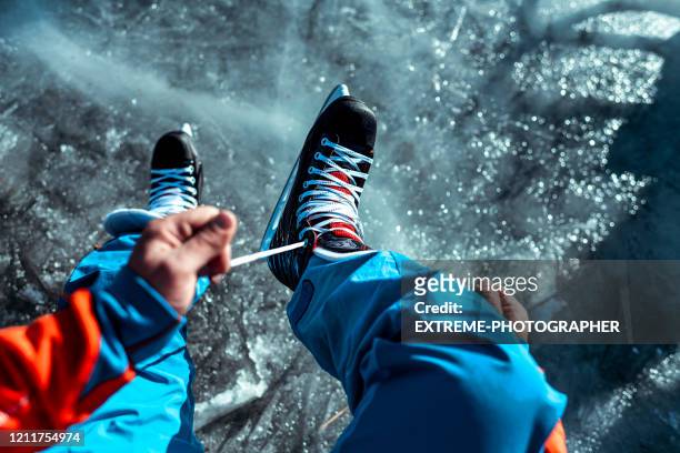 拉起溜冰鞋，第一人稱視圖 - ice skate 個照片及圖片檔