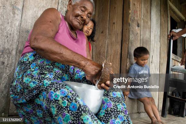 indigenous old woman - decompression sickness stock pictures, royalty-free photos & images