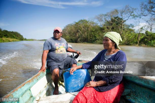indigenous people travel on river platano - decompression sickness stock pictures, royalty-free photos & images