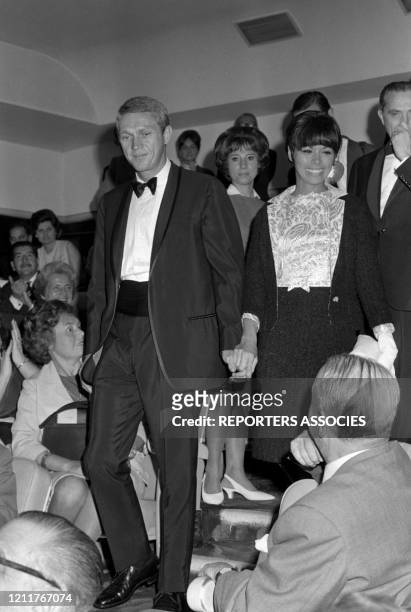 Steve McQueen et sa femme Neile Adams lors de la 1ère du film 'Une certaine rencontre' à Paris le 18 septembre 1964, France.