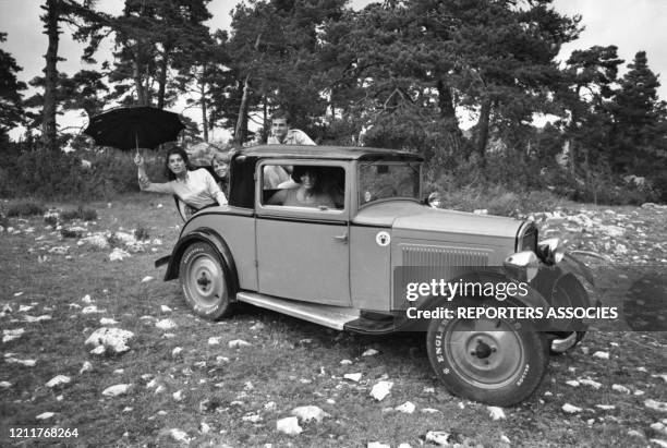 Sheila célèbre ses 19 ans à bord d'une voiture ancienne sur l'Île de Bendor de le 17 aout 1964, France.