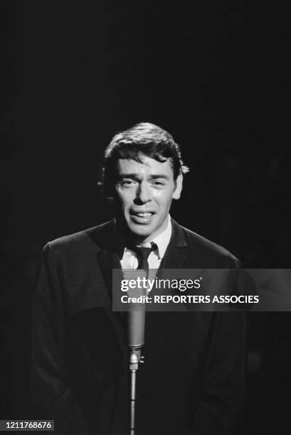 Jacques Brel lors de l'enregistrement d'un show télévisé à Paris en novembre 1966, France.