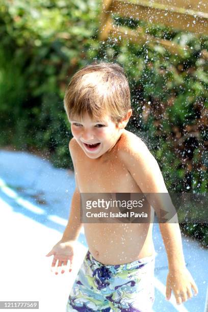 boy taking a shower outdoors - s parks and recreation season 7 stock-fotos und bilder