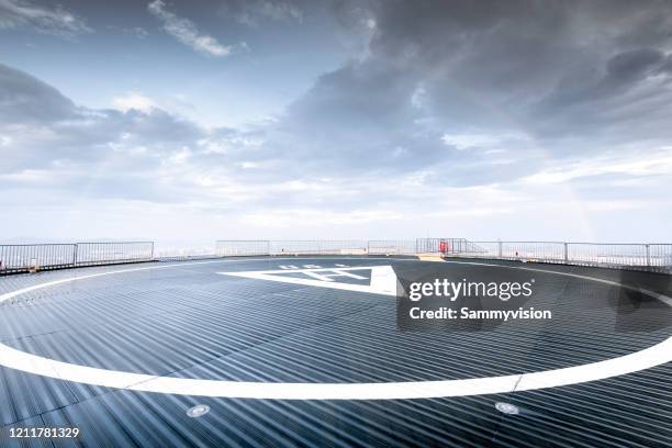 rainbow on the sky - helikopterplatform stockfoto's en -beelden