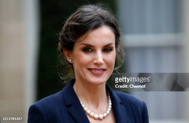 Queen Letizia of Spain poses as she arrives prior to a lunch with French President Emmanuel Macron and his wife Brigitte Macron at the Elysee...