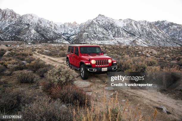 nieuwe jeep wrangler 2019 op de alabama hills - 4x4 stockfoto's en -beelden