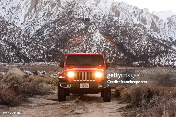 neuer 2019 jeep wrangler in den alabama hills - jeep wrangler stock-fotos und bilder