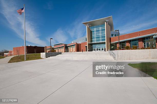 edificio scolastico o attività edificio con bandiera americana - school foto e immagini stock