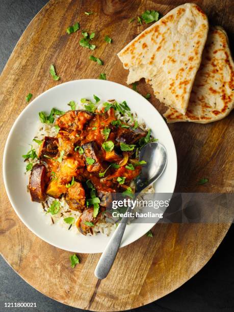 gesunde vegane aubergine masala mit langkornreis und naanbrot - aubergine stock-fotos und bilder