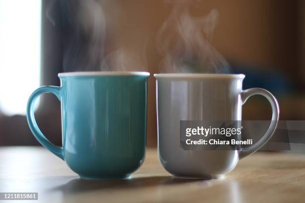 coffee cup - dual fotografías e imágenes de stock