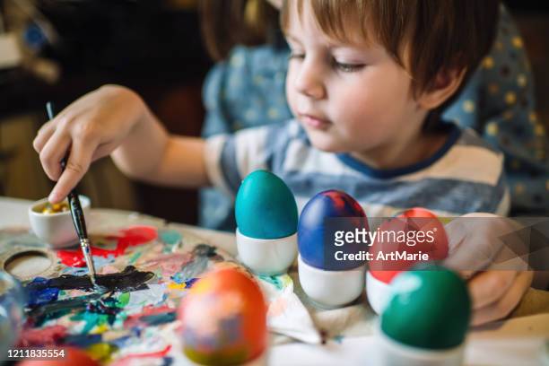 familie malt ostereier - easter eggs stock-fotos und bilder