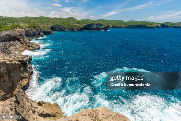 angel es billabong am broken beach auf der insel nusa penida - angel brinks stock-fotos und bilder