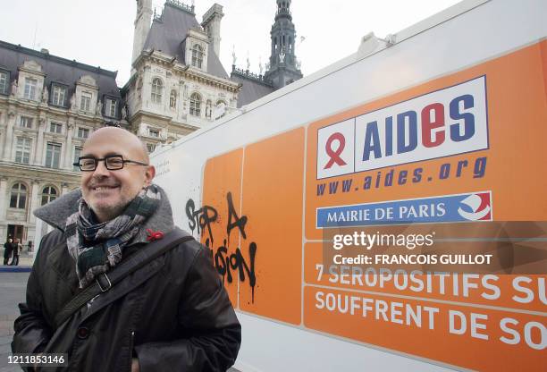 Le président de l'association Aides, Christian Saout se tient le 01 décembre 2006, devant une fresque contre les discriminations inaugurée sur le...