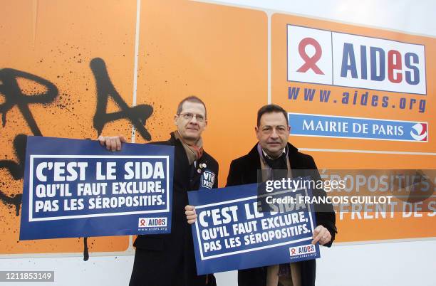 Michel Simon, vice-président de l'association Aides et Jean-Luc Romero , président de l'association Elus locaux contre le sida, se tiennent le 01...
