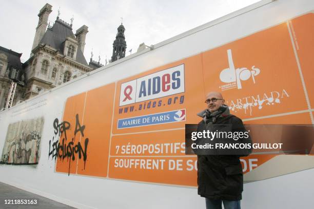 Le président de l'association Aides, Christian Saout se tient le 01 décembre 2006, devant une fresque contre les discriminations inaugurée sur le...