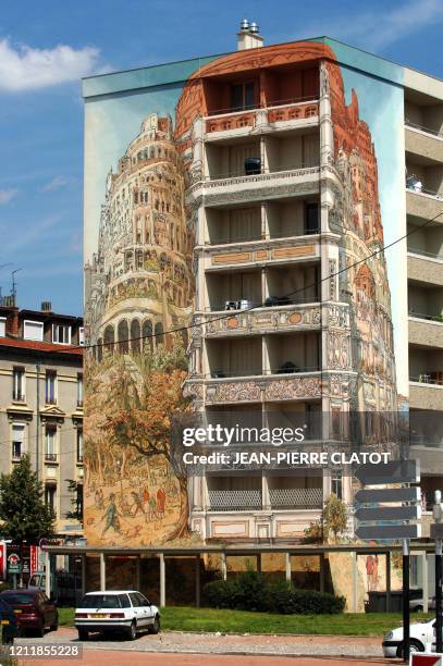 Photo de la fresque murale "Tour de Babel" prise le 29 juin 2007 à Lyon. La coopérative de peintres muralistes cité création, qui a inauguré...