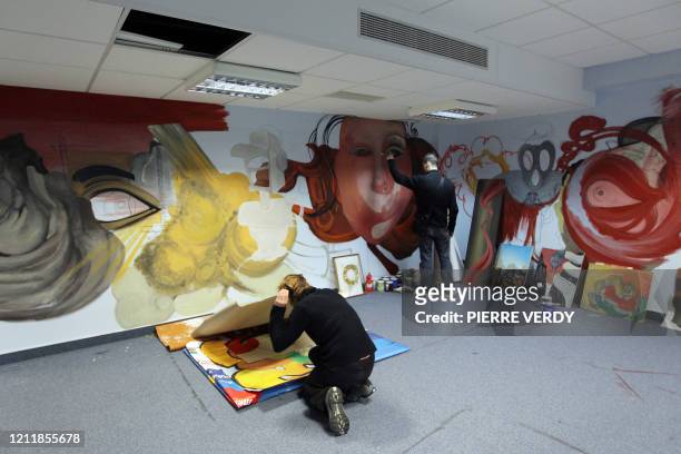 Un artiste peint une fresque sur un mur, le 14 janvier 2011 à Paris, dans un squat d'artistes situé au 42, rue René Boulanger, près de la Place de la...