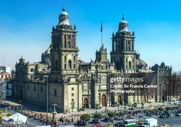 close up, high angle view of metropolitan cathedral of mexico city on zocalo square, mexico - zocalo mexico photos et images de collection