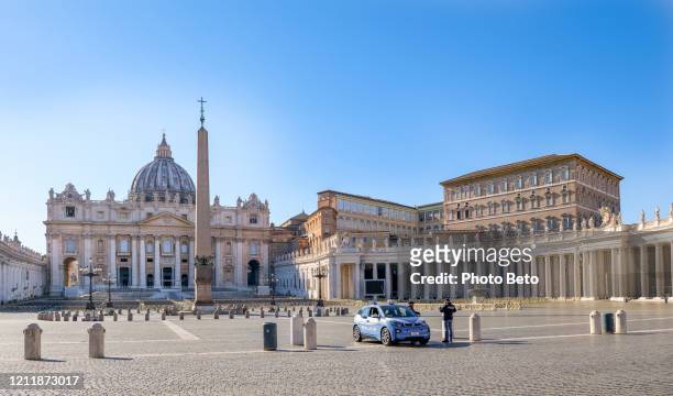 en italiensk polispatrull kontrollerar piazza n peterskyrkan helt öde - empty city coronavirus bildbanksfoton och bilder