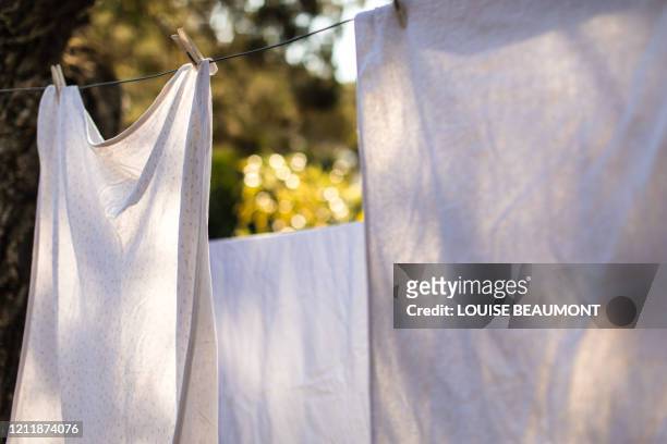 washing on the line - sheet bedding stock-fotos und bilder