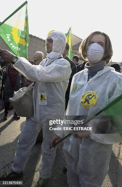 Des manifestants anti-nucléaires défilent, le 14 février 2004 dans les rues de Pertuis, pour protester contre l'implantation d'un nouveau réacteur de...