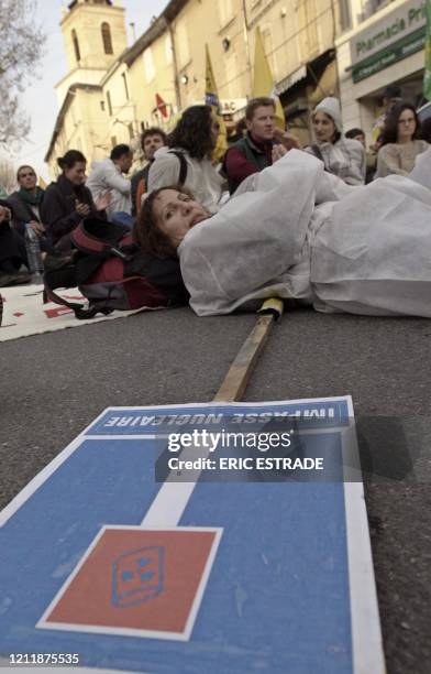 Des manifestants anti-nucléaires font un "sitting", le 14 février 2004 dans les rues de Pertuis, pour protester contre l'implantation d'un nouveau...