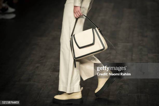 5,075 Model Bag Detail Runway Autumn Winter 2020 Stock Photos, High-Res ...