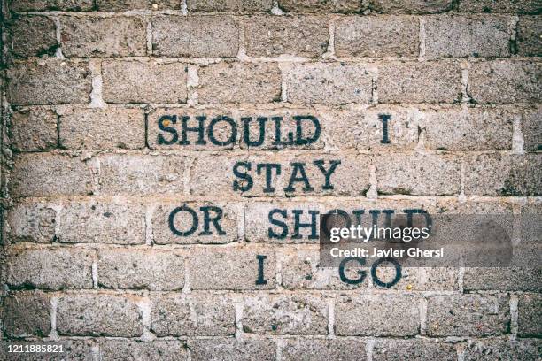 pared de ladrillos con frase: "should i stay or should i go" - the clash. (diseño propio). - pared de ladrillos stock pictures, royalty-free photos & images