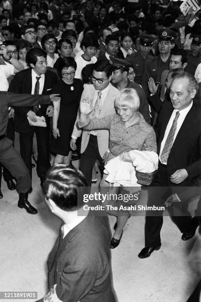Figure skater Janet Lynn is surrounded by media reporters on June 28, 1973 in Tokyo, Japan.