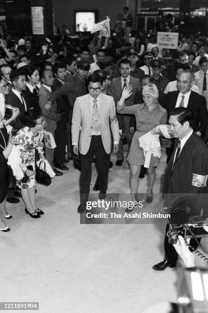 Figure skater Janet Lynn is surrounded by media reporters on June 28, 1973 in Tokyo, Japan.