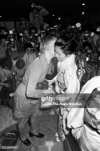 Figure skater Janet Lynn receives the flower bouquet on June 28, 1973 in Tokyo, Japan.