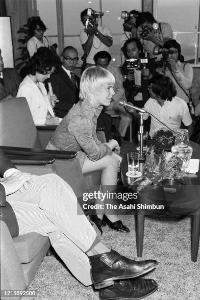 Figure skater Janet Lynn speaks during a press conference on June 28, 1973 in Tokyo, Japan.