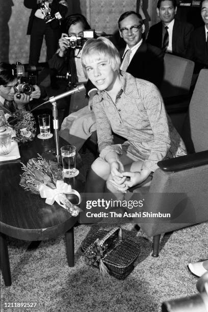 Figure skater Janet Lynn speaks during a press conference on June 28, 1973 in Tokyo, Japan.