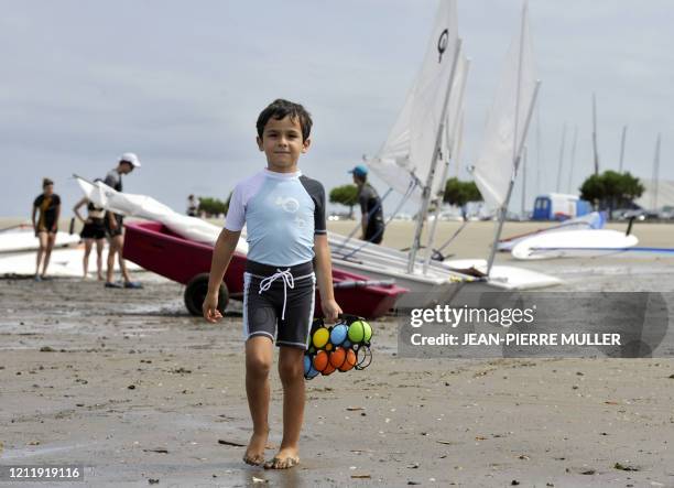 Lino, 5 ans, pose sur la plage d'Arcachon avec une combinaison anti-UV, mise au point pour protéger la peau des jeunes enfants, le 5 août 2011. Cet...