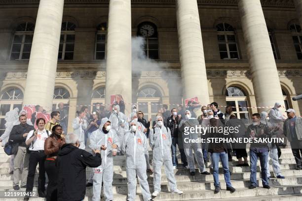 Des militants du Nouveau parti anticapiltaliste sont rassemblés devant le Palais Brongnart, l'ancien siège de la Bourse à Paris, le 19 mai 2009, lors...