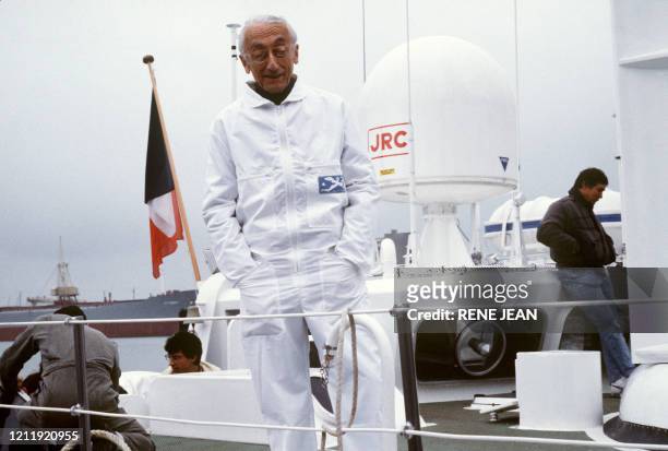 Photo datée du 13 mai 1985 du Commandant Jacques-Yves Cousteau dans le port de La Rochelle, à bord de son bateau L'Alcyone, conçu par lui et qui...