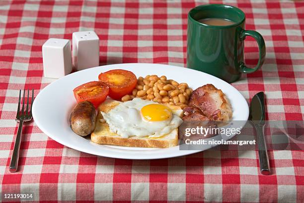 reichhaltiges englisches frühstück - englische kultur stock-fotos und bilder