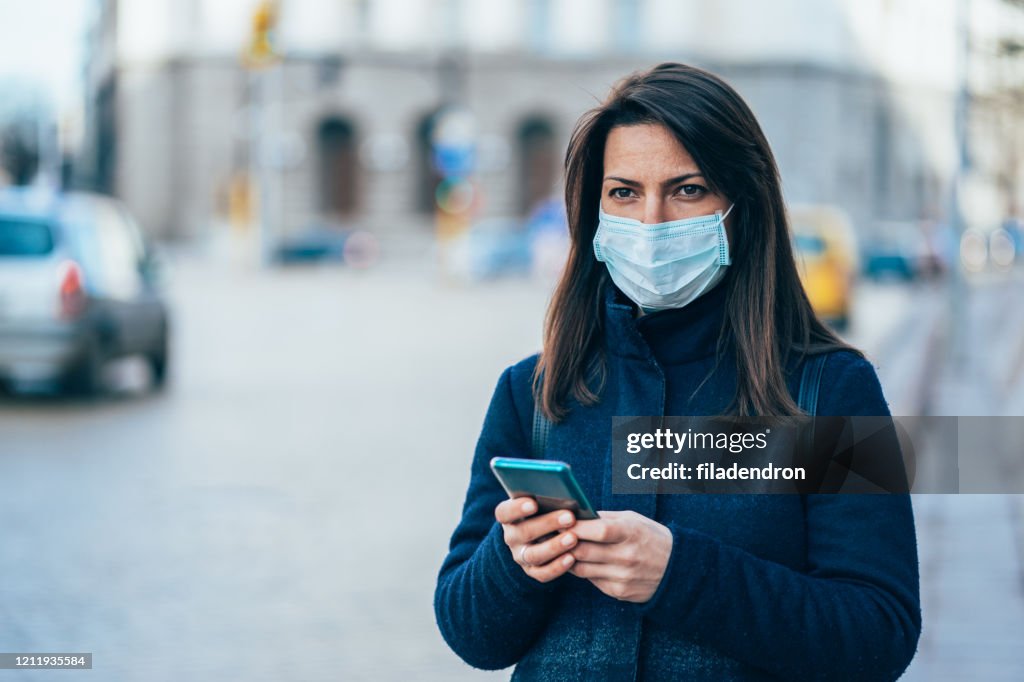 Mulher com máscara protetora facial